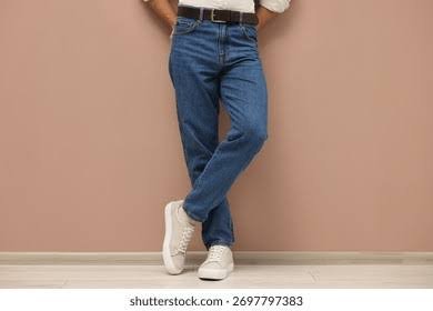 Jeans & Trousers: Slim fit, flared, aur regular styles.