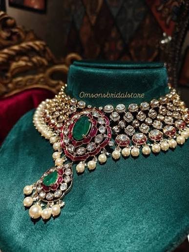 Statement Neckpieces: Heavy parties ke liye.