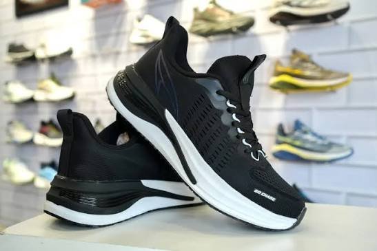 Sporty Sneakers: Modern aur active look ke liye.