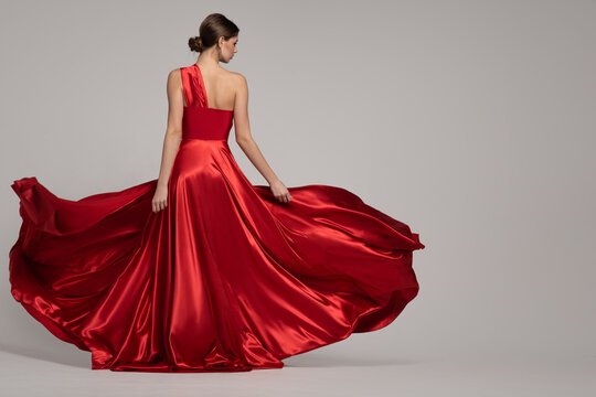 Dresses & Gowns: Western style ke liye.