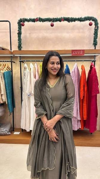 Minimalist Sets: Office ya light party wear ke liye.