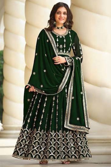 Anarkali Suits: Party aur functions ke liye ek popular choice.